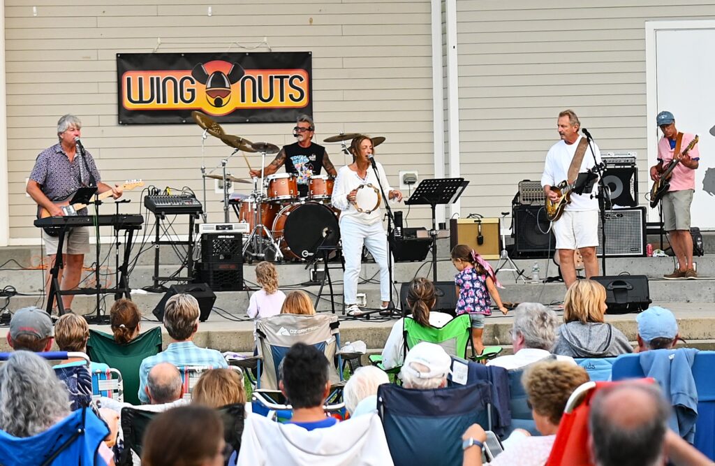 the wing nuts performing